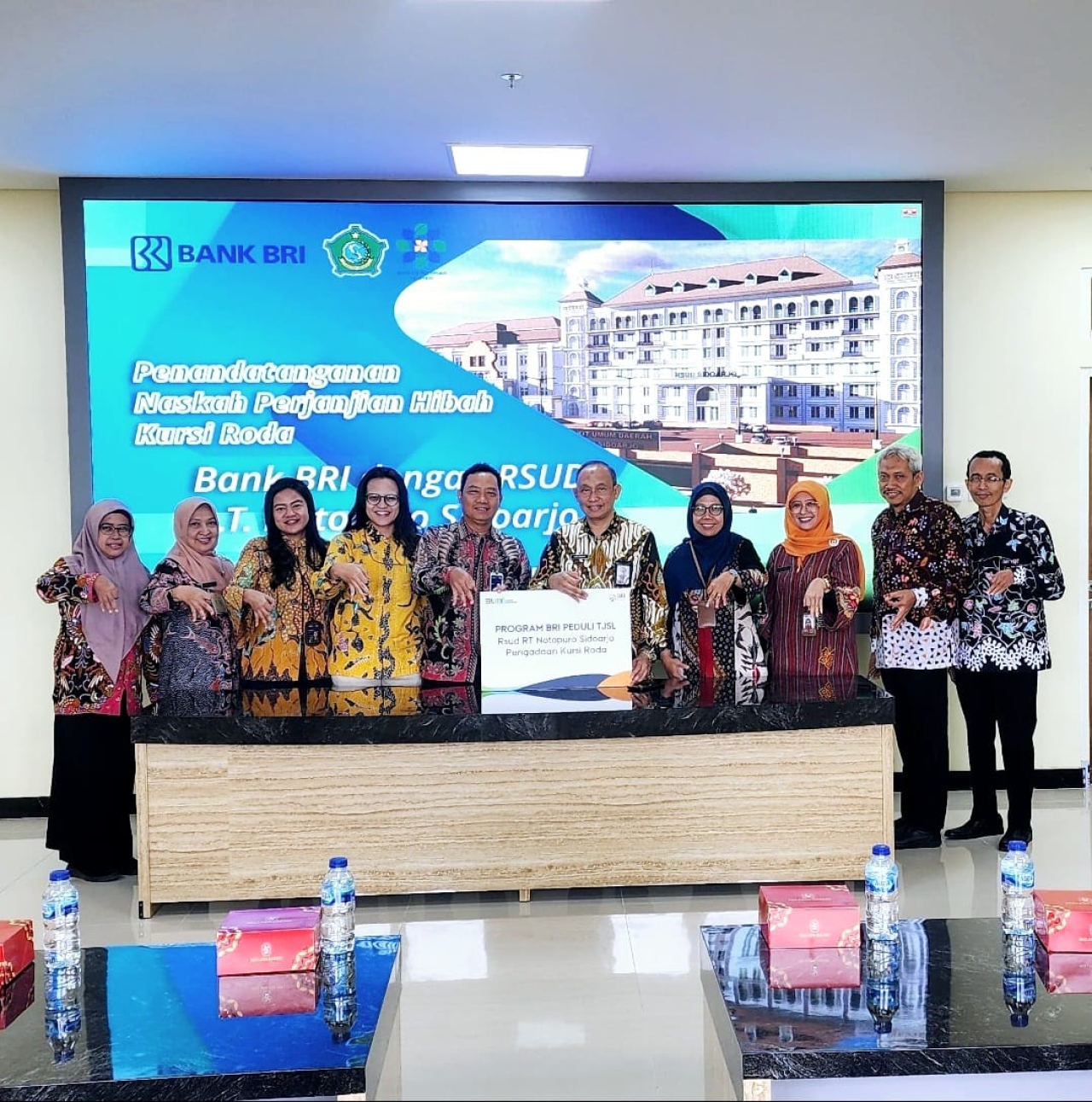 BRI Kantor Cabang Sidoarjo Serahkan Bantuan CSR Kursi Roda ke RSUD RT Notopuro Sidoarjo