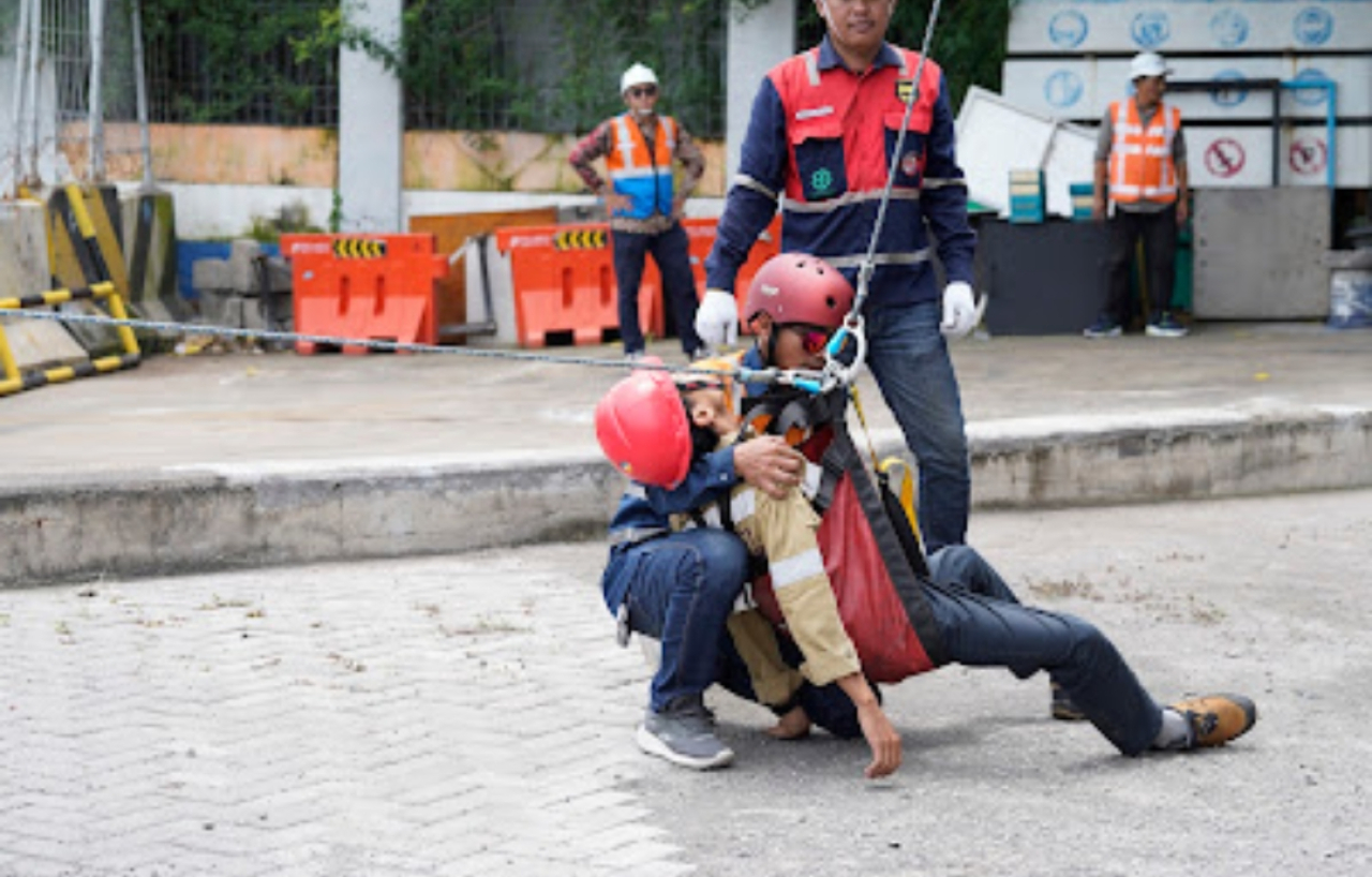 Pastikan Terminal Petikemas Sebagai Tempat Kerja Aman, Pelindo Melaksanakan Training Vertical Rescue