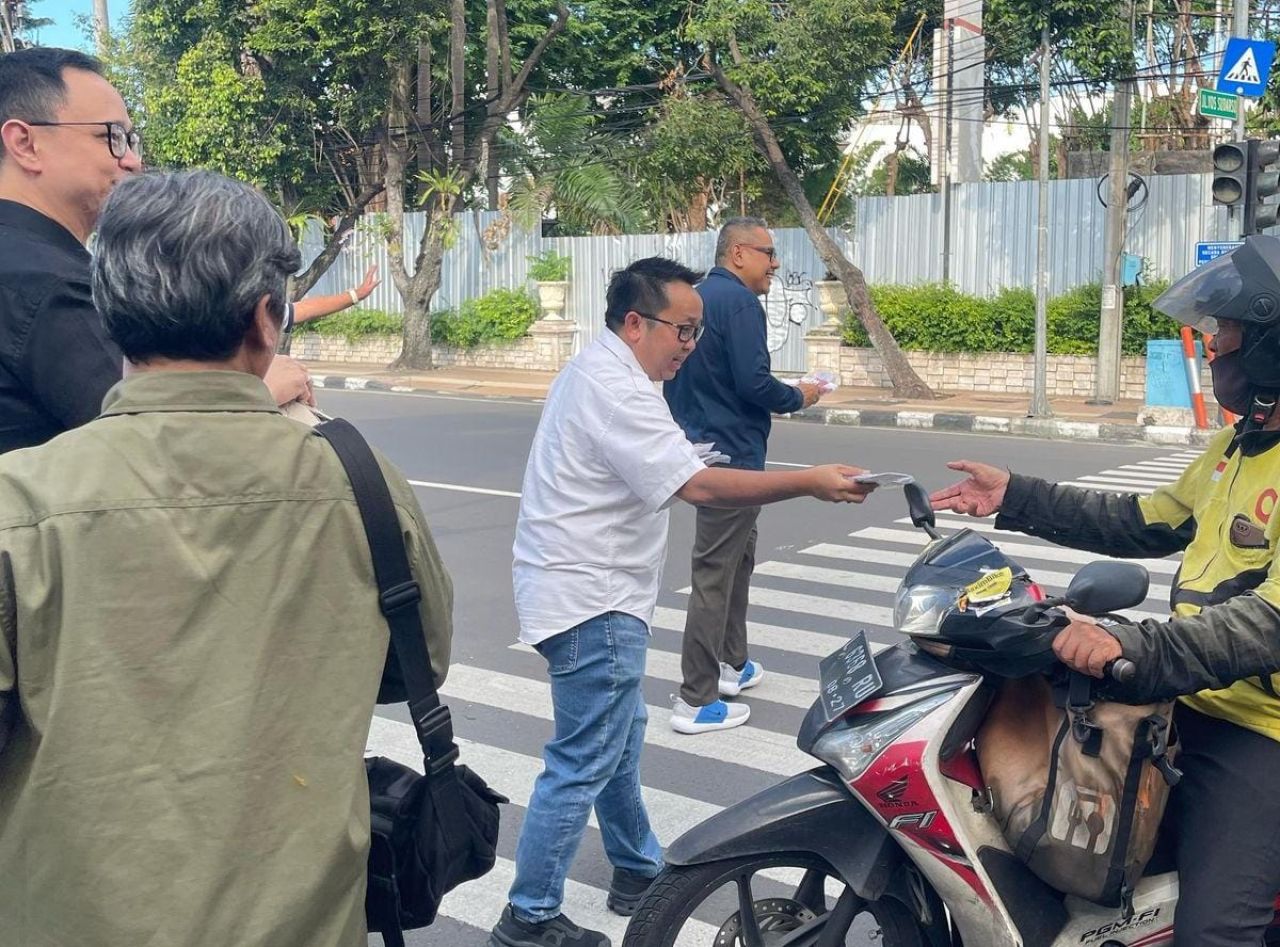 Fraksi PSI Surabaya Bagikan 100 Gembok Cakram, Alihkan Dana Karangan Bunga