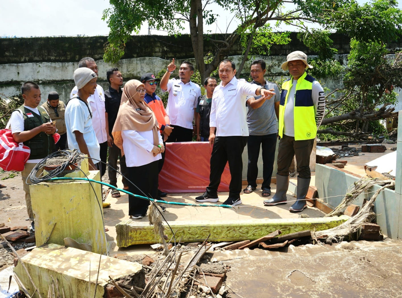 Kalaksa BPBD Jatim Terjunkan Tim Evakuasi dan Tinjau Rumah Roboh