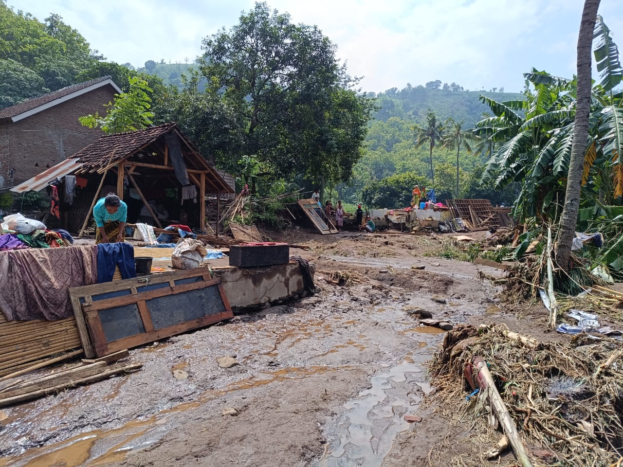 KAUJE Korda Situbondo Ajak Alumni UNEJ Dan Warga Bantu Korban Banjir