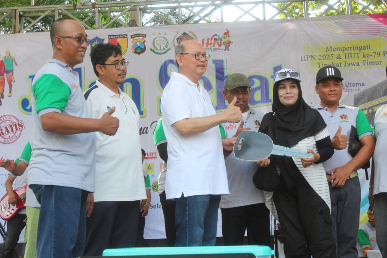 Ribuan Orang Ramaikan Jalan Sehat Bareng PWI Jatim