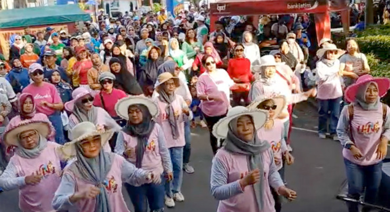 Puluhan Ibu-ibu IKWI Ikut Meriahkan Jalan Sehat HPN 2025 PWI Jatim