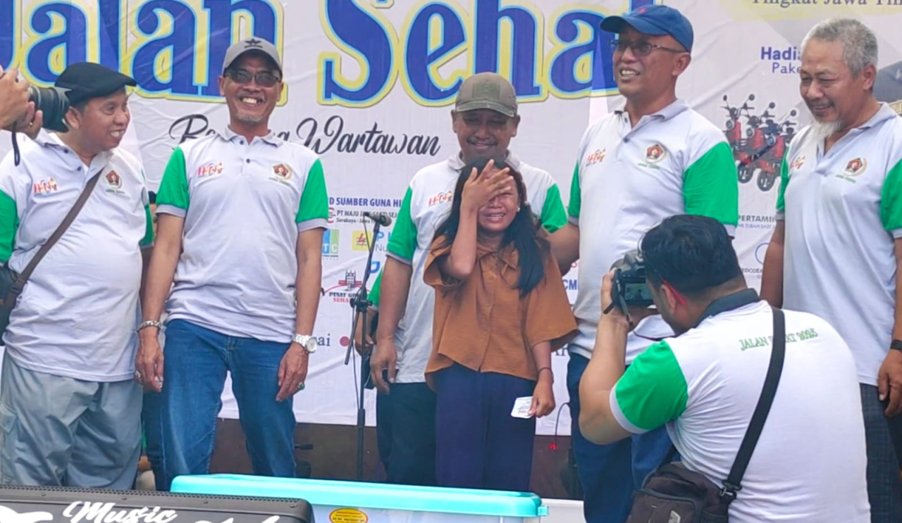 Momen Haru Penerima Hadiah 'Jalan Sehat Bersama Wartawan' PWI Jatim