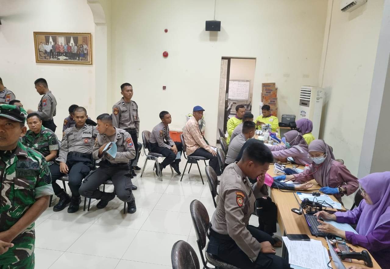 Puluhan Polisi dan TNI Ikuti Donor Darah PWI Jatim
