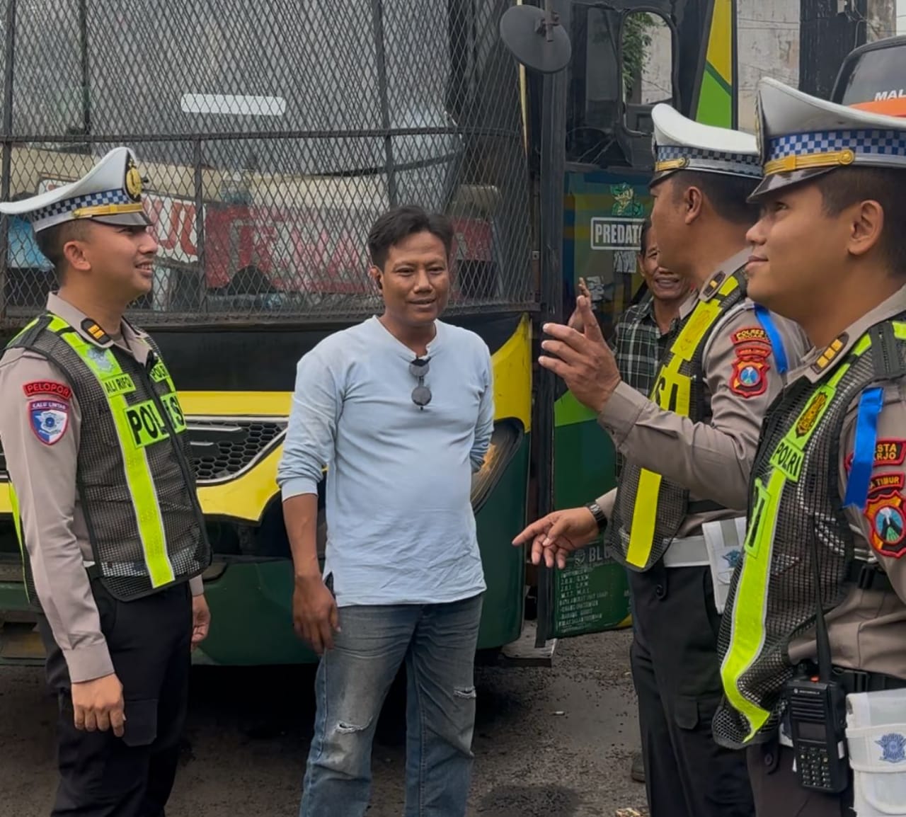 Polisi Tertibkan Terminal Bayangan di Pintu Keluar Terminal Purabaya Sidoarjo