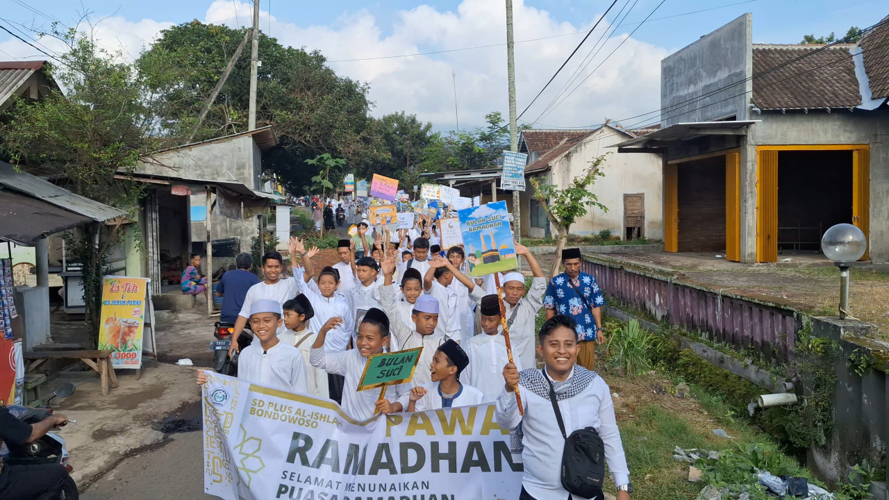 SD Plus Al Ishlah Bondowoso Gelar Pawai Menyambut Bulan Ramadan 1446 H / 2025 M