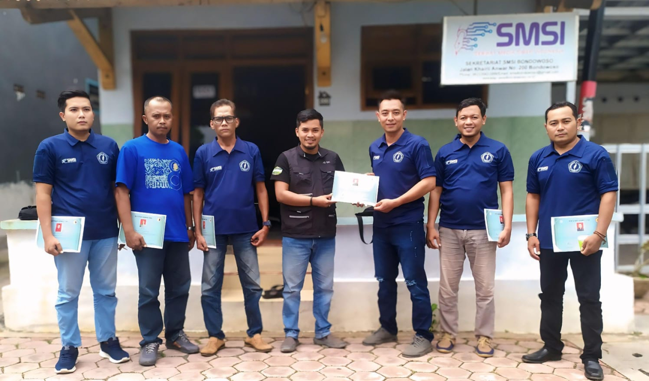 Ketua SMSI Bondowoso Serahkan Sertifikat UKW