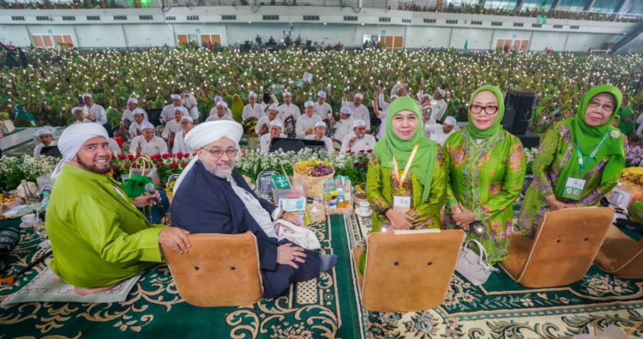 Ribuan Jamaah Muslimat NU Terima Ijazah Manaqib dari Cicit Syekh Abdul Qadir Al Jailani