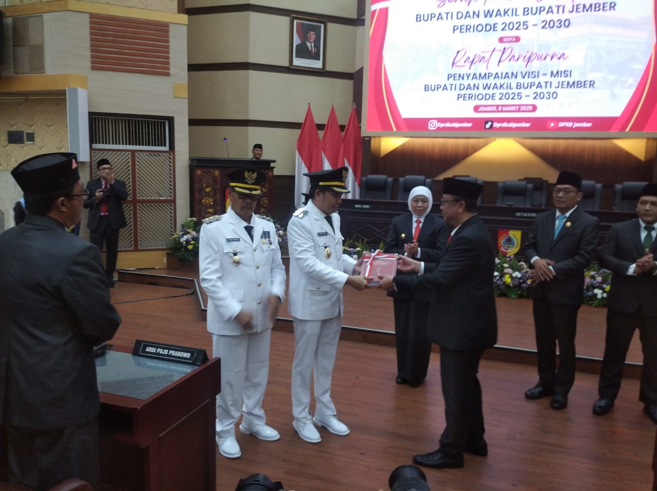 Serah Terima Jabatan Bupati dan Wakil Bupati Jember, Khofifah Ingatkan Agar Program Inline