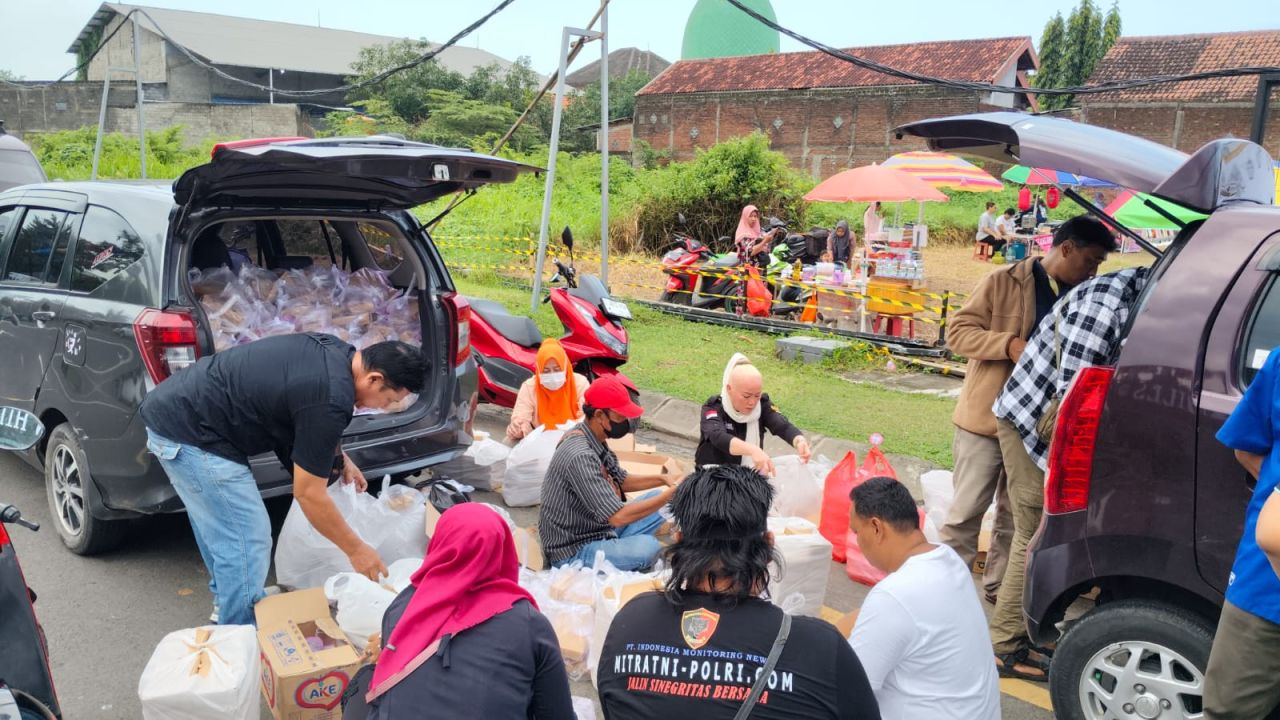 WAGS Bagikan 1000 Takjil di Green Mart Royal Residence