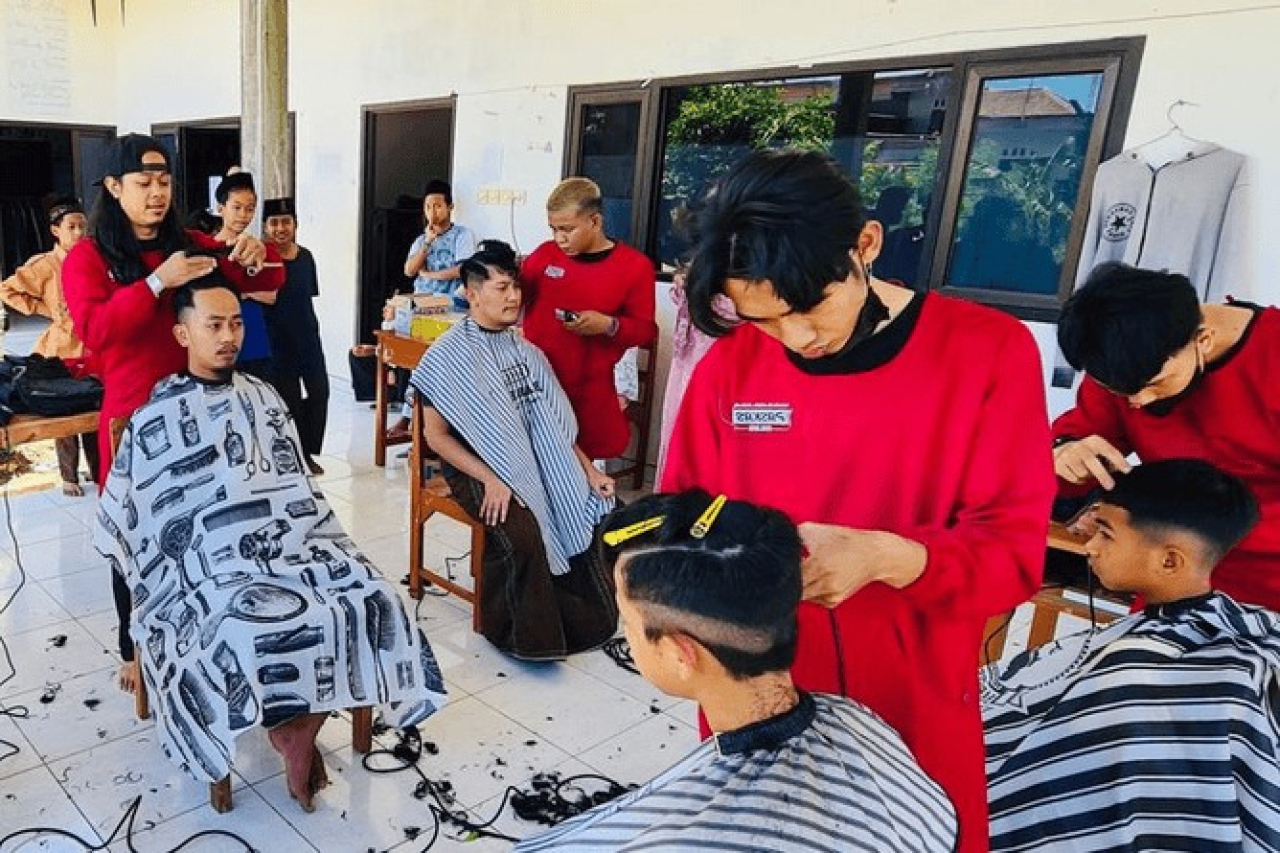 Jumat Ganteng, Gerakan Sedekah Potong Rambut Para Komunita Tukang Cukur