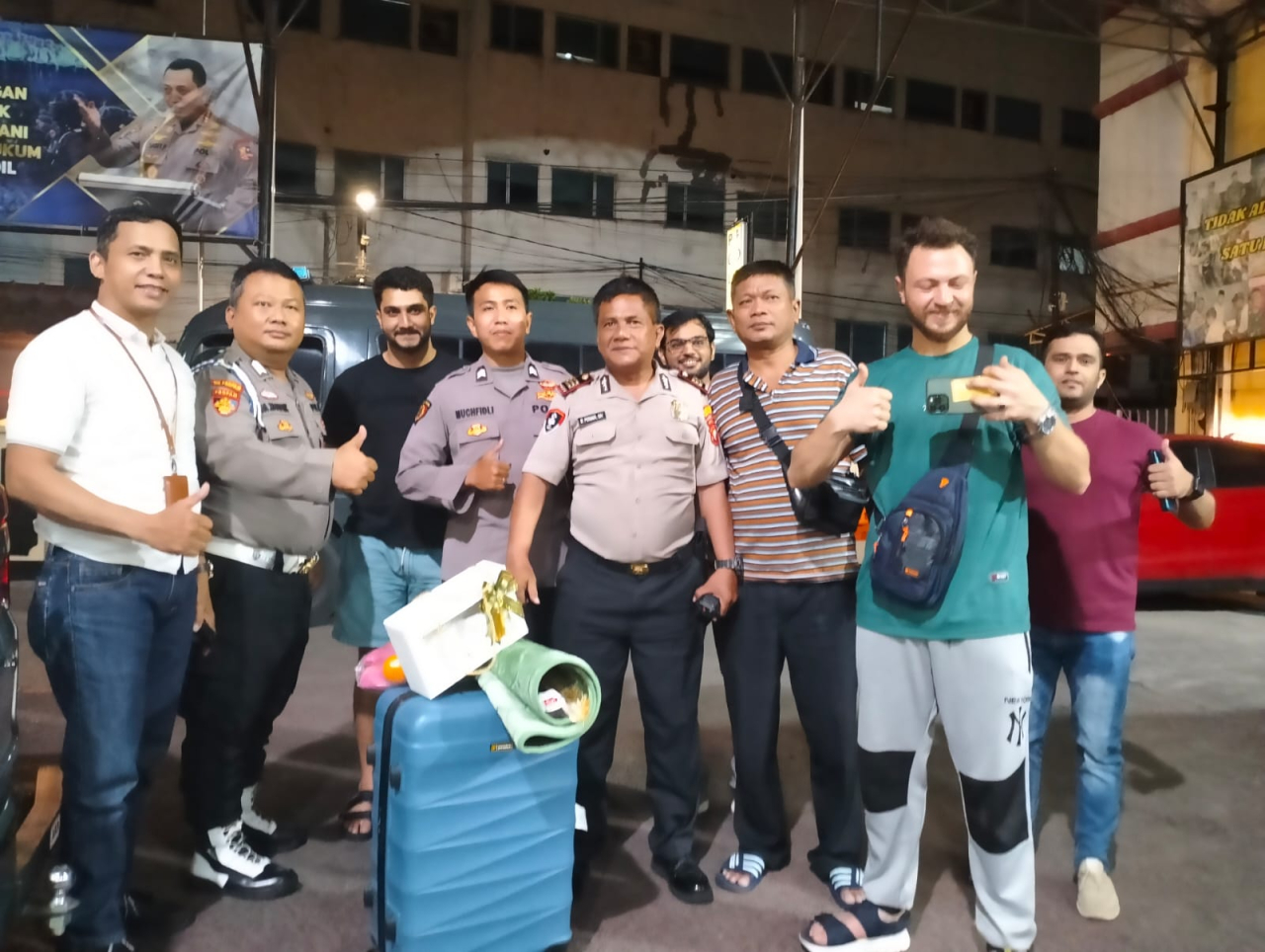 Berkat Polisi, Wisatawan Asing Di Tamansari Kembali Temukan Koper yang Tertinggal di Taksi