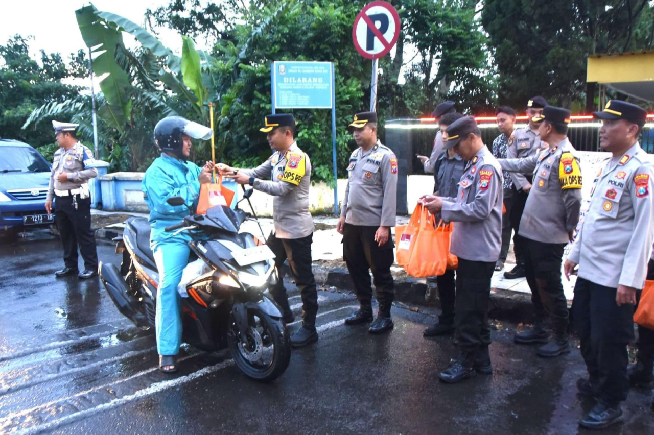 Polres Bondowoso Berbagi Takjil, Wujud Kepedulian di Bulan Ramadan