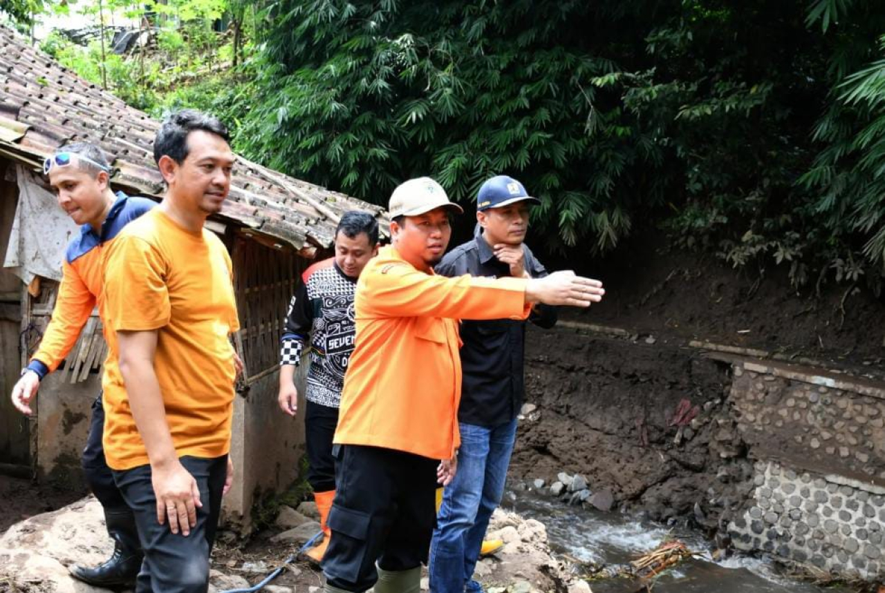 Wakil Bupati Bondowoso Tinjau Lokasi Banjir Bandang, Fokus pada Pemulihan Infrastruktur