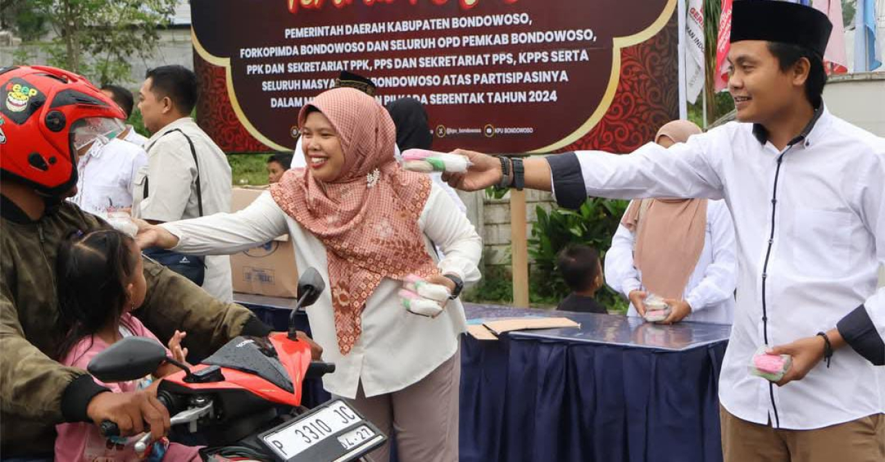 KPU Kabupaten Bondowoso Bagikan Takjil Gratis kepada Warga