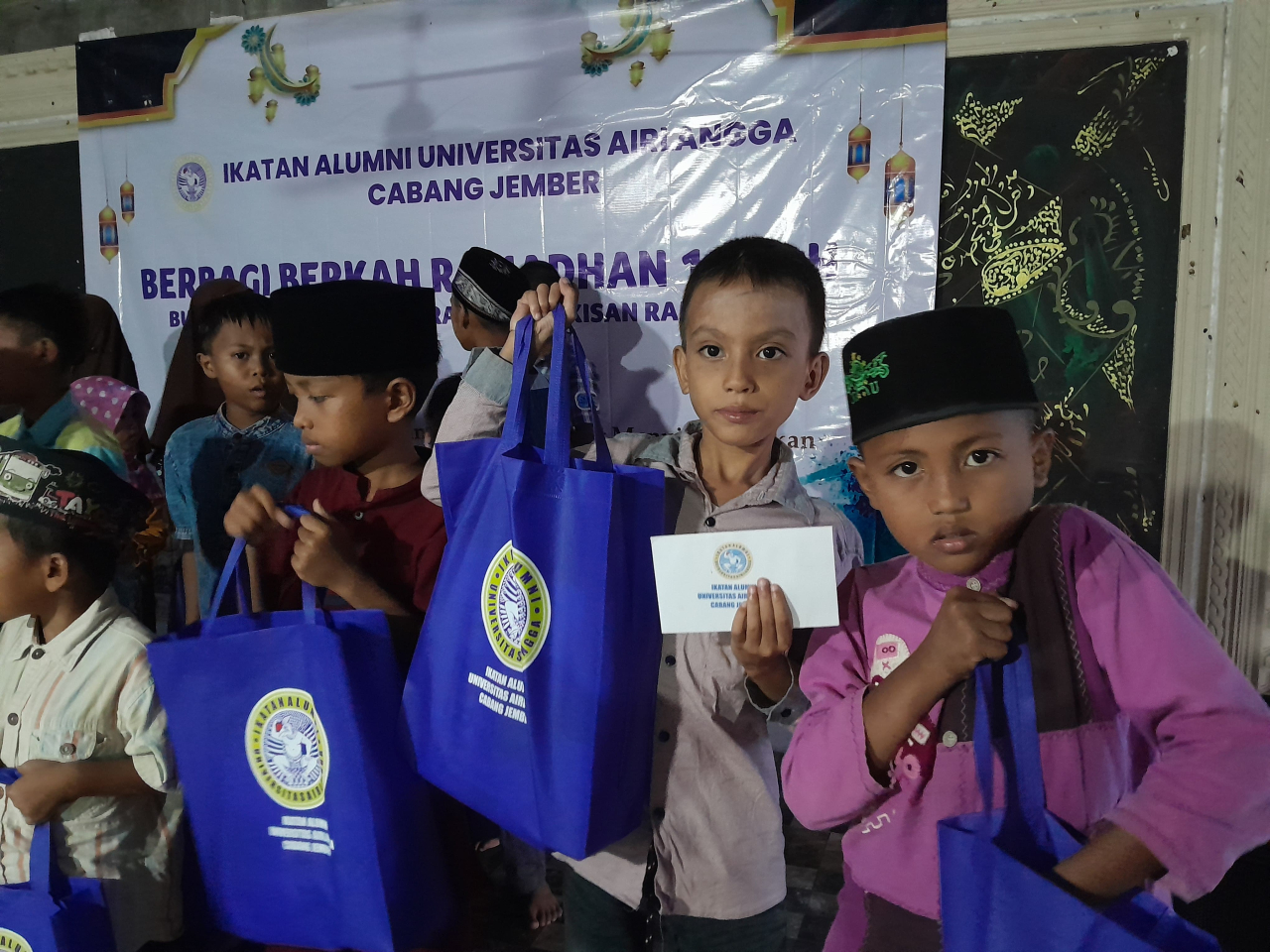 Wajah-wajah sumringah sesaat adik-adik penghuni  Yayasan Mambaul Ulum. Yayasan menjadi lokasi aksi sosial IKA UNAIR Cabang Jember
