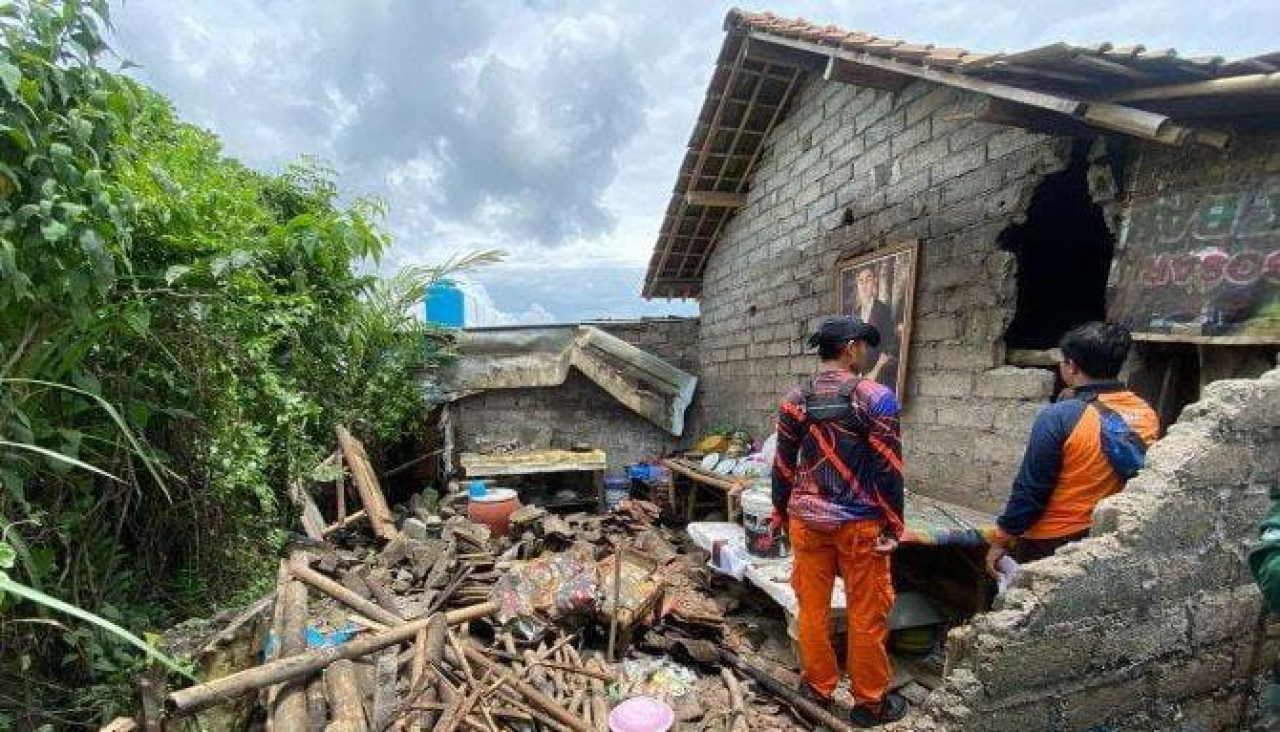 Longsor Hancurkan Rumah Warga di Tlogosari Bondowoso