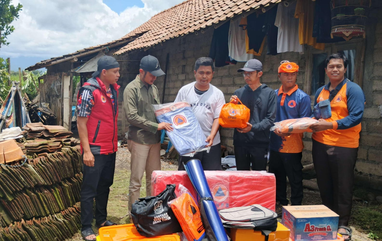 BPBD Bondowoso Salurkan Bantuan bagi Korban Longsor di Tlogosari