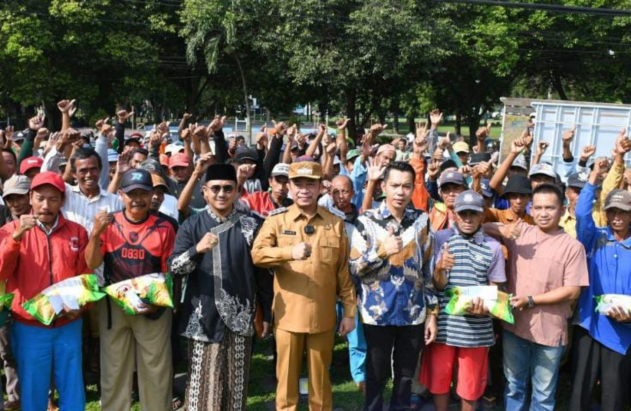 Bupati Bondowoso RA Hamid Berbagi Berkah Ramadan: 600 Abang Becak Terima Zakat