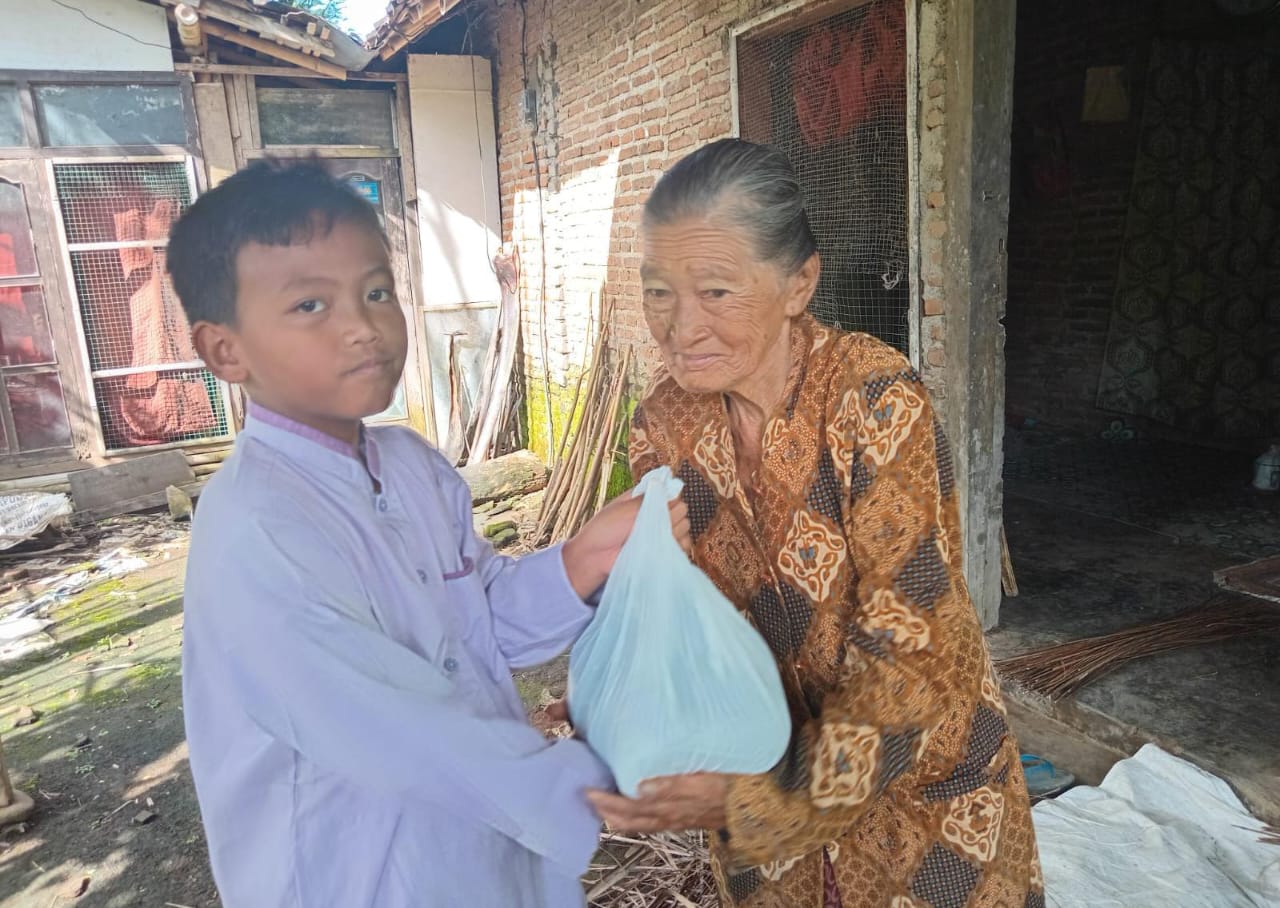 Berbagi Berkah Ramadan, SD Plus Al Ishlah Bondowoso Salurkan 200 Paket Zakat Fitrah