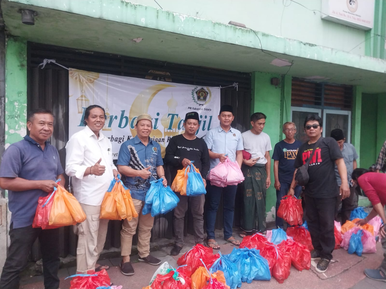 PWI Sidoarjo Bagikan Ratusan Takjil di Depan Balai Wartawan Sidoarjo