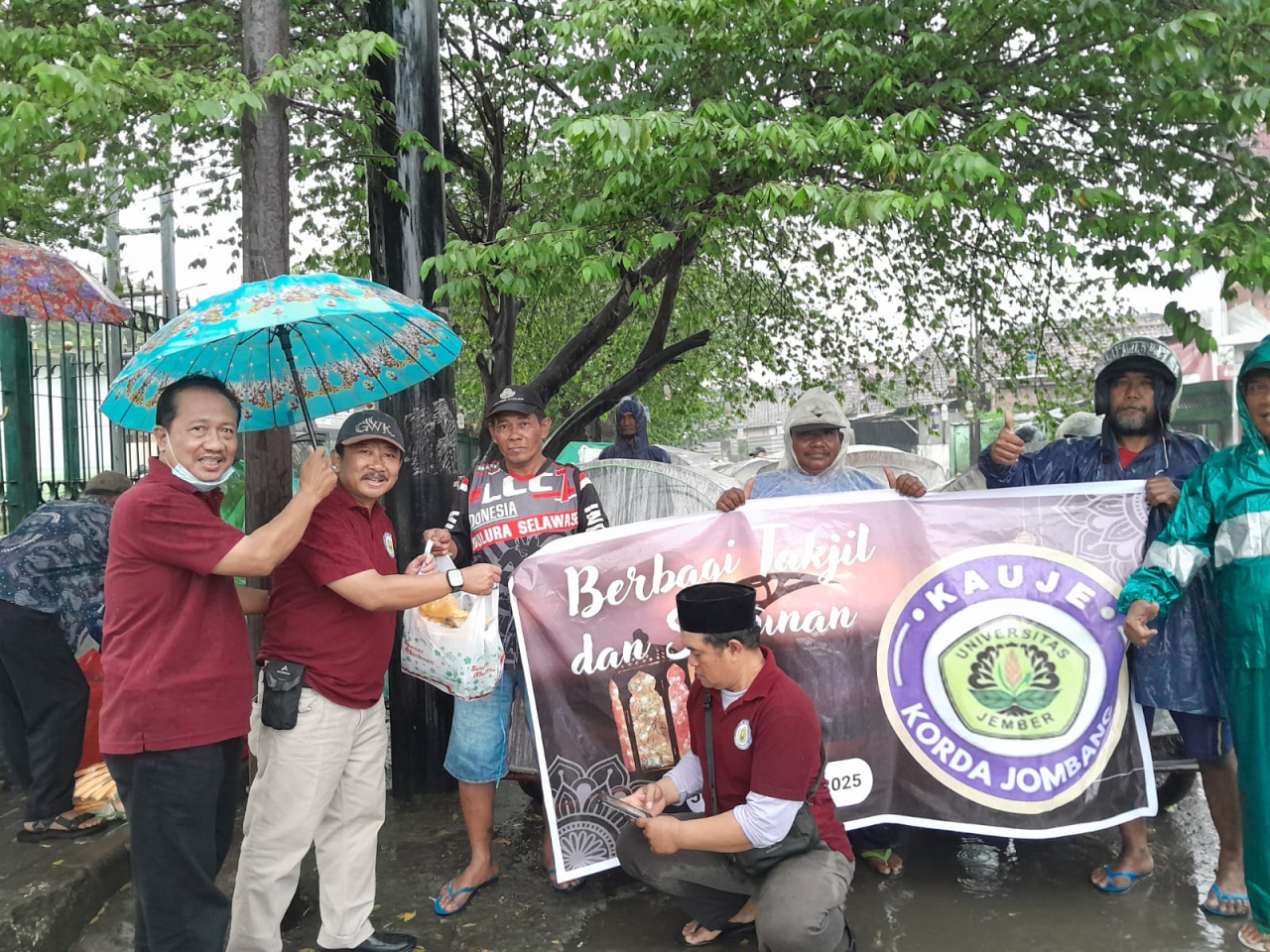 Hitungan Menit, Ratusan Paket Menu Takjil KAUJE Korda Jombang Ludes Diserbu Warga