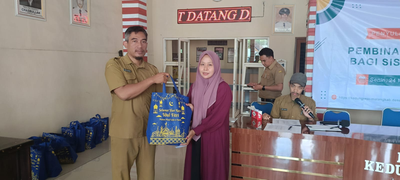 Sambut Hari Raya, Pemerintah Desa Kedungrejo Berikan Tali Asih untuk Guru PAUD