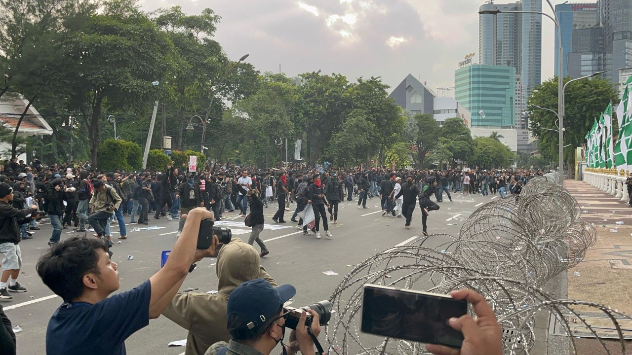 Demo Ricuh di Grahadi, Fasum Rusak dan Jurnalis Jadi Korban: DPRD dan Wali Kota Angkat Bicara