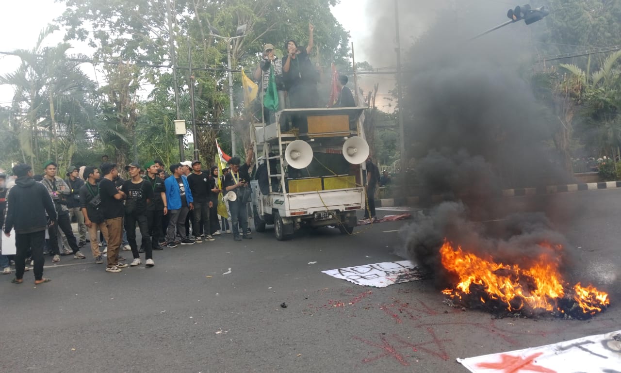 Ratusan Mahasiswa Gelar Aksi di DPRD Sidoarjo, Tuntut Pembatalan UU TNI dan Penyelesaian Masalah Daerah