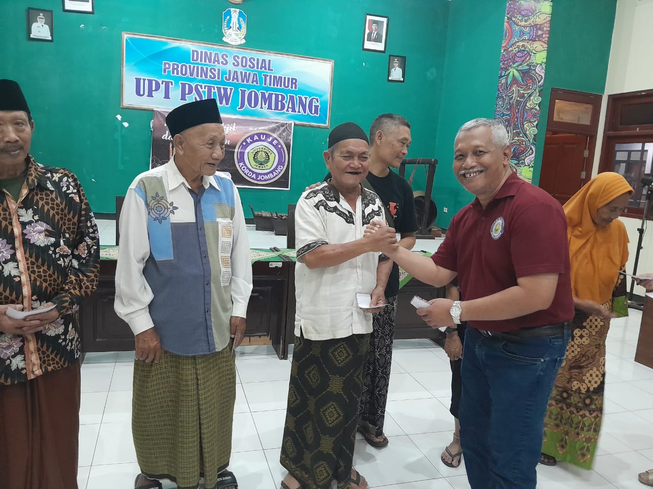 Aksi Sosial KAUJE Korda Jombang Berbagi Bahagia Bersama Penghuni Pelayanan Sosial Tresna Werdha