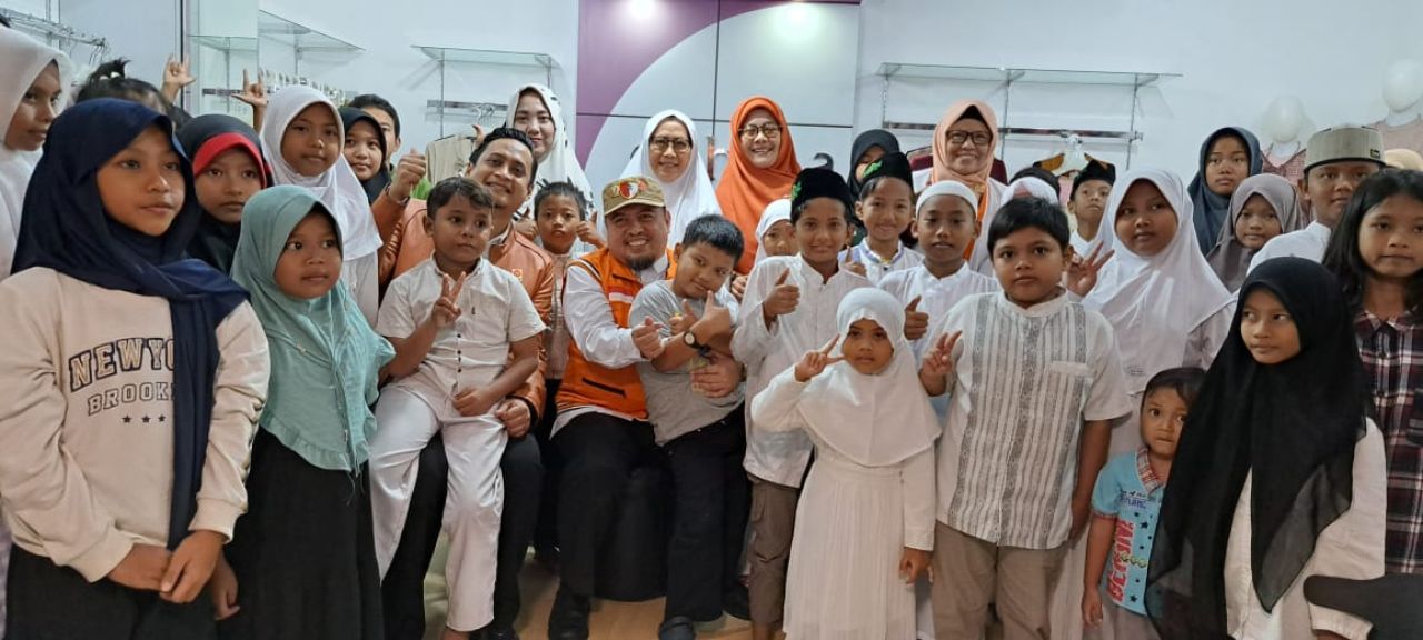 PKS Surabaya Belikan Baju Baru Lebaran untuk Yatim dan Dhuafa