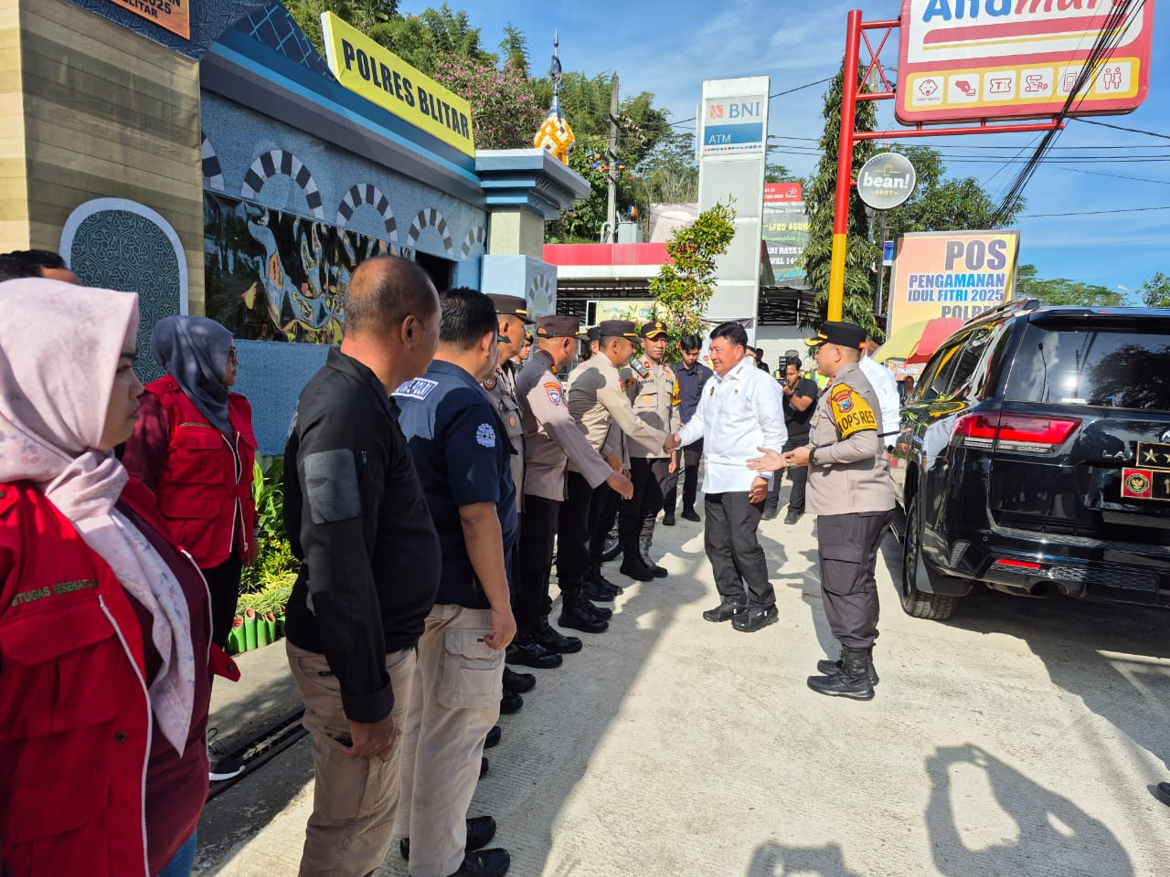 Kapolres Blitar Sambut Hangat Kehadiran Menkopolkam di Pos Pam Selorejo