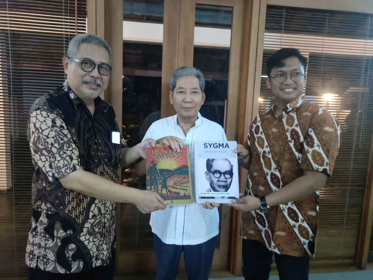 Ketua Umum Seruling Mas, Wisnu Suhardono (tengah) diapit CEO Sygma Research And Consulting Ken Bimo Sultoni yang menyerahkan Kajian Riset Historis RM Margono Djojohadikusumo kepada Prof Dr Sugeng Prijadi serta Buku 10 Tahun Koperasi 1930-1940 Karya RM Mar