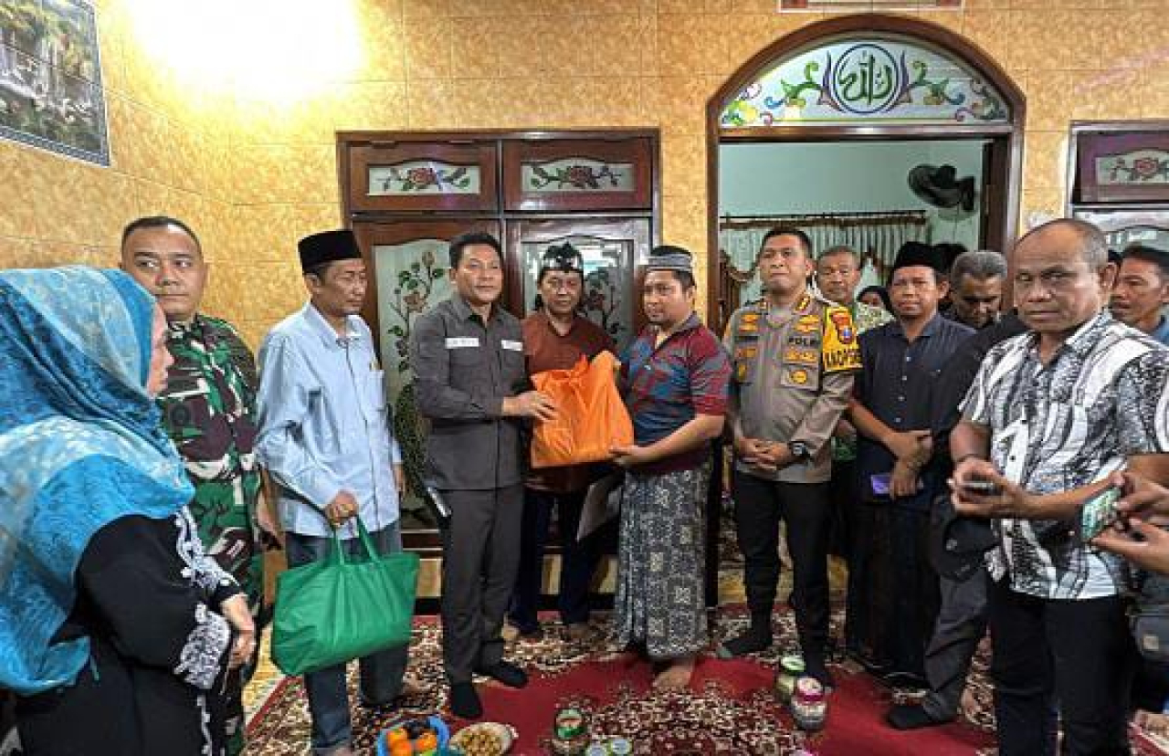 Bupati Sidoarjo Takziah ke Rumah Korban Longsor Mojokerto, Ajak Warga Waspada Bencana