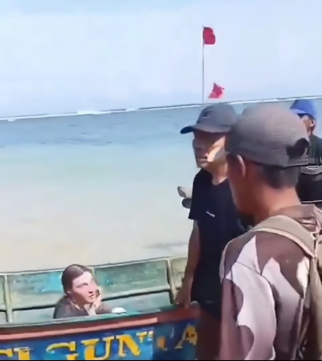 Dua Santri Diselamatkan WNA dari Ganasnya Ombak Pantai Balekambang.