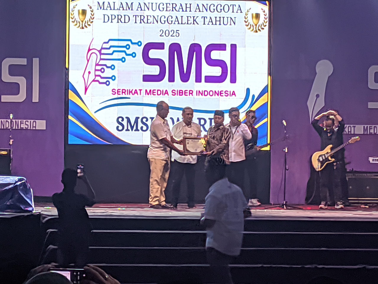 Pelantikan Meriah di Alun-Alun Trenggalek, SMSI Anugerahkan Award untuk Wakil Rakyat