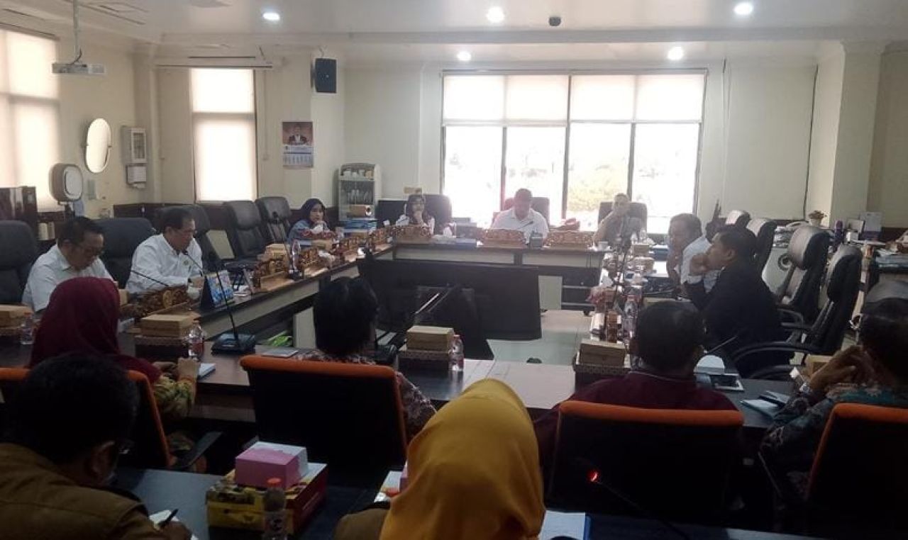 Tiang Listrik Ganggu Aktivitas Sekolah, DPRD Surabaya Minta PLN Segera Pindahkan