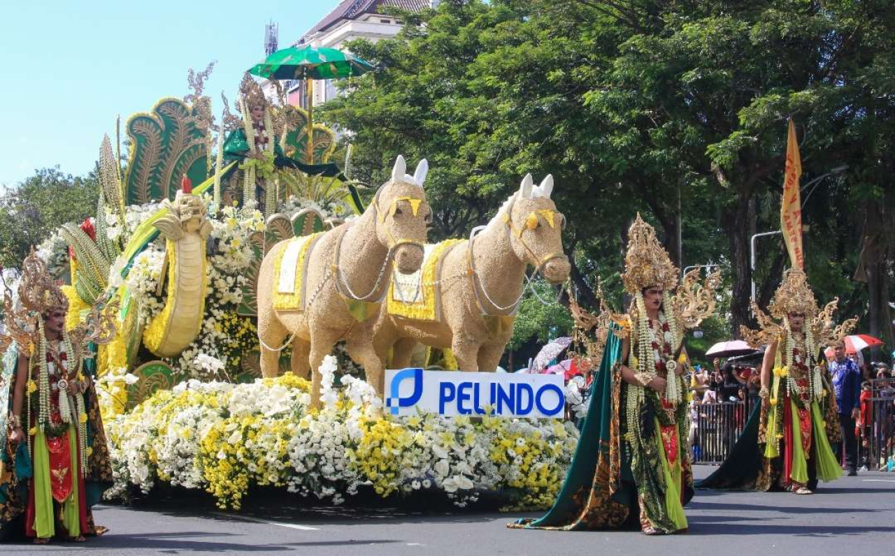 Mobil Hias Pelindo Regional 3 Angkat Legenda Nyi Roro Kidul di Surabaya Vaganza 2025