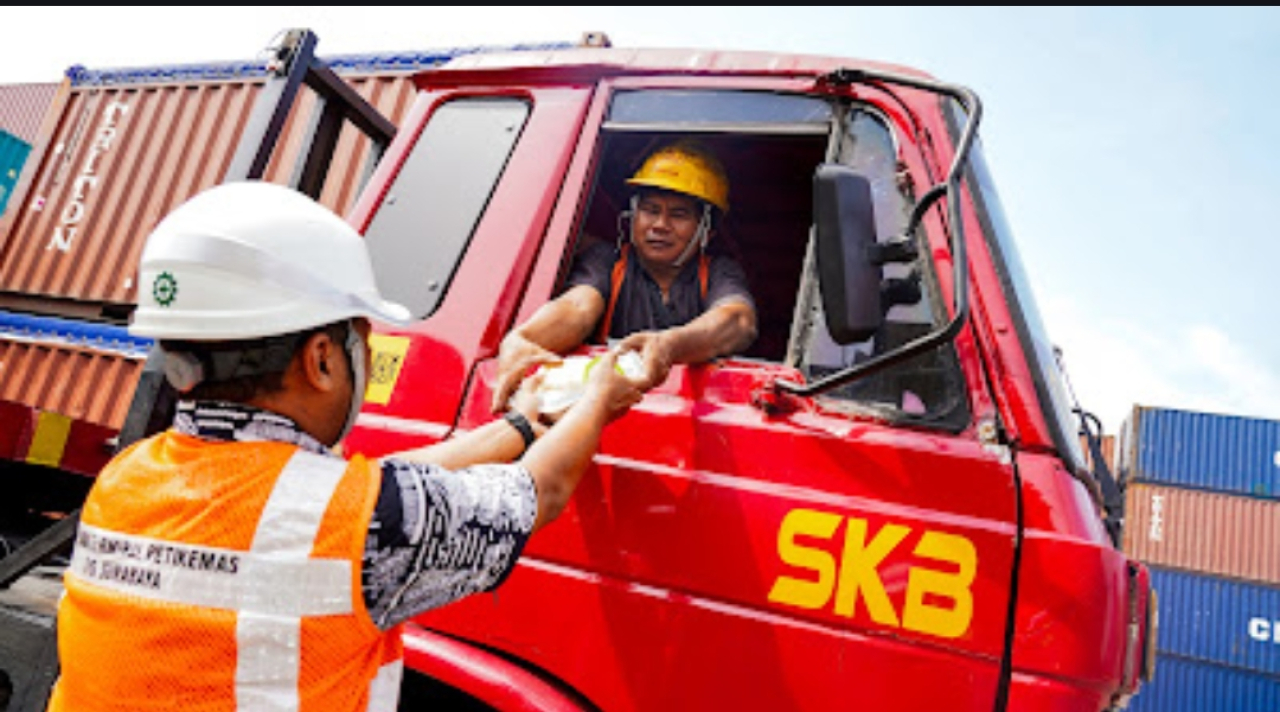 Program Pelindo Peduli, TPS Bagikan Paket Makanan kepada Pengemudi Truk