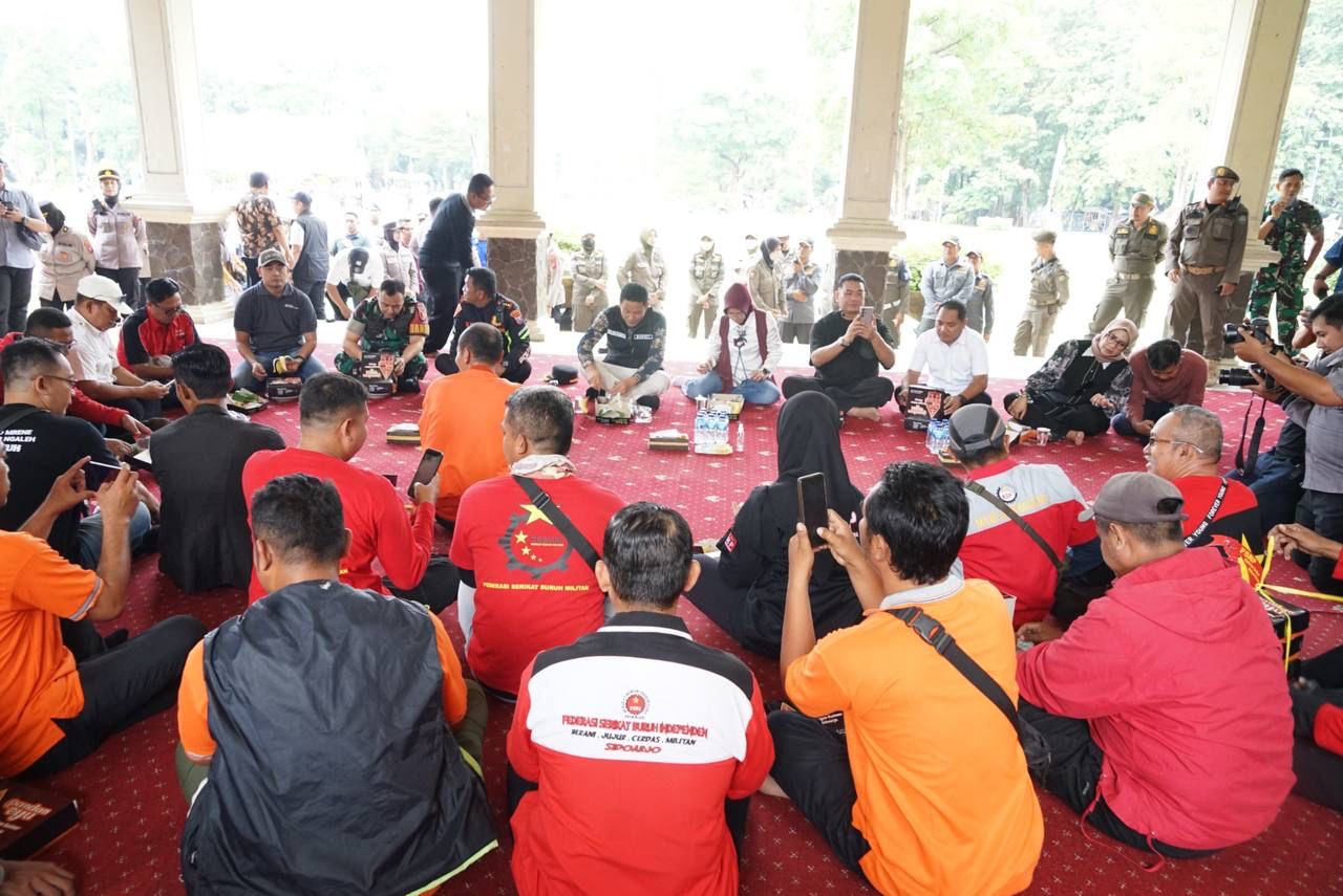 Peringati Mayday, Buruh Sidoarjo Gelar Aksi dan Disambut Bupati Subandi