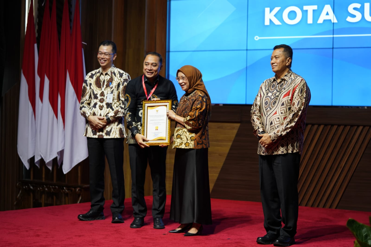 Nilai Reformasi Birokrasi Surabaya Terbaik Nasional, Wali Kota Eri Terima Penghargaan KemenPAN-RB