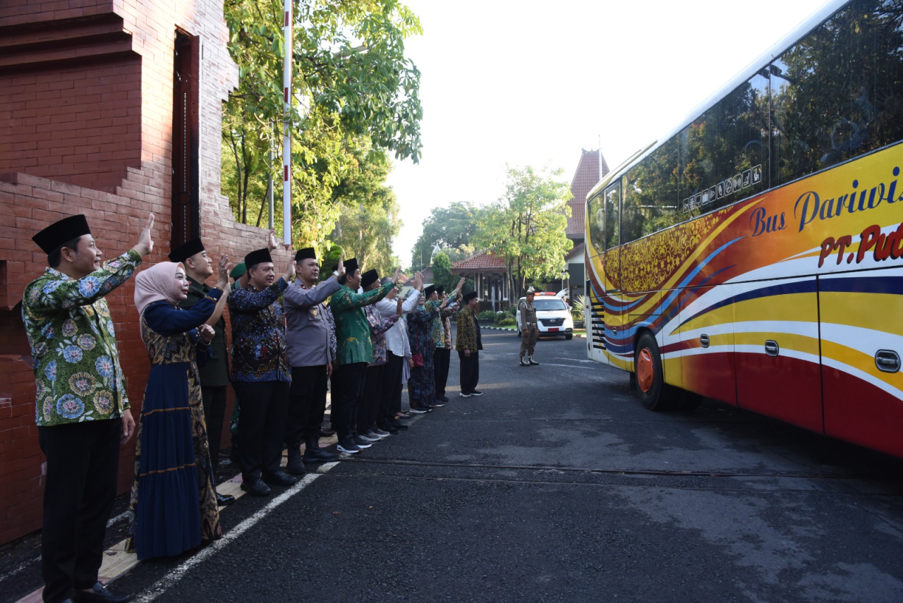 376 Calon Jamaah Haji Sidoarjo Berangkat ke Tanah Suci