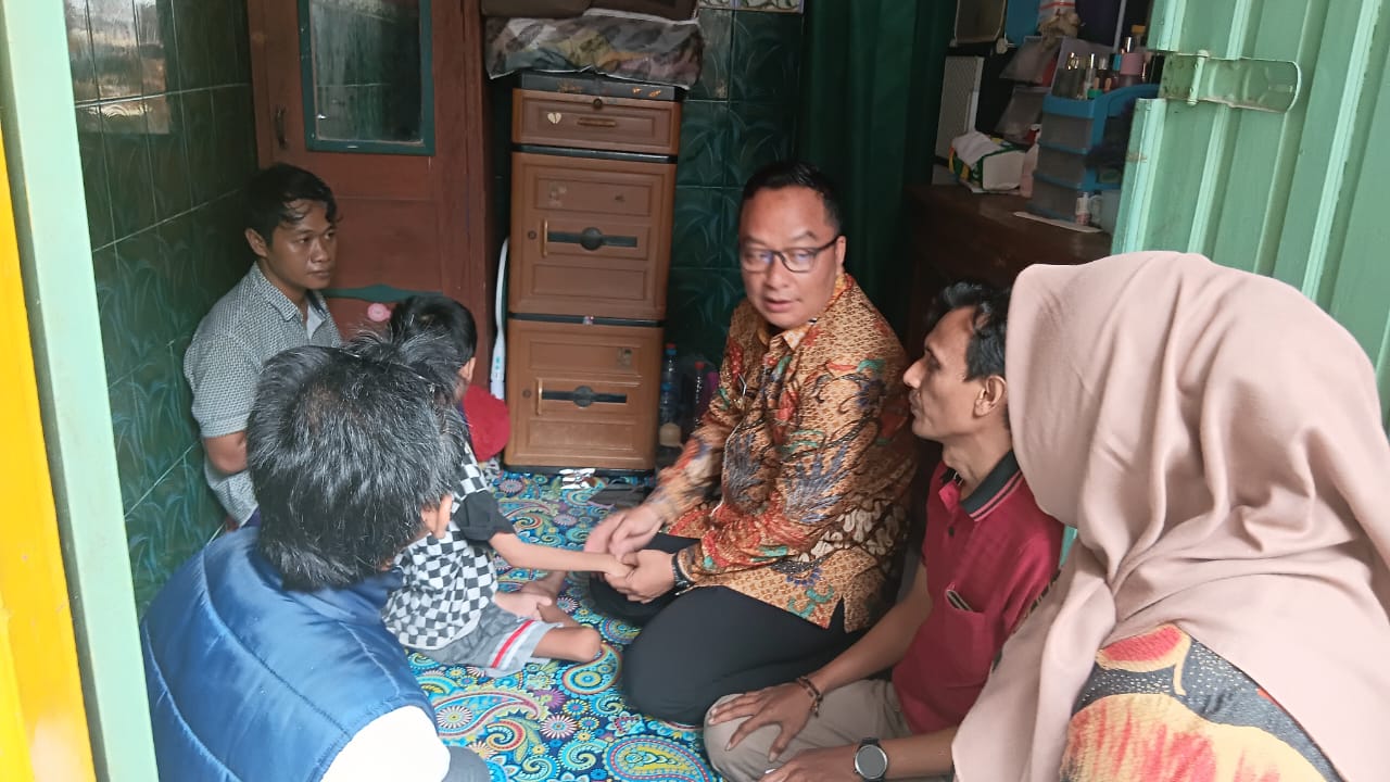 Tak Sekadar Seremonial, dr. Alif Hadir Langsung Bantu Anak Penderita Polio