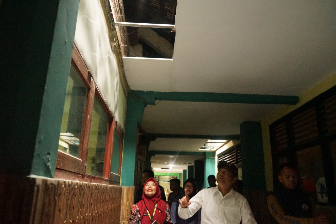Akibat Hujan Deras Atap SMPN 3 Porong Rusak, Pemkab Sidoarjo Janji Segera Diperbaiki