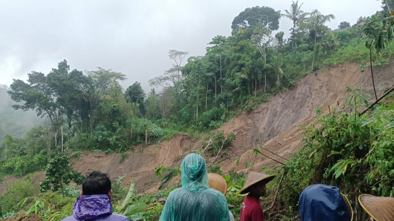 Akibat Hujan Deras, Ratusan Warga Terdampak Banjir Dan Tanah Longsor