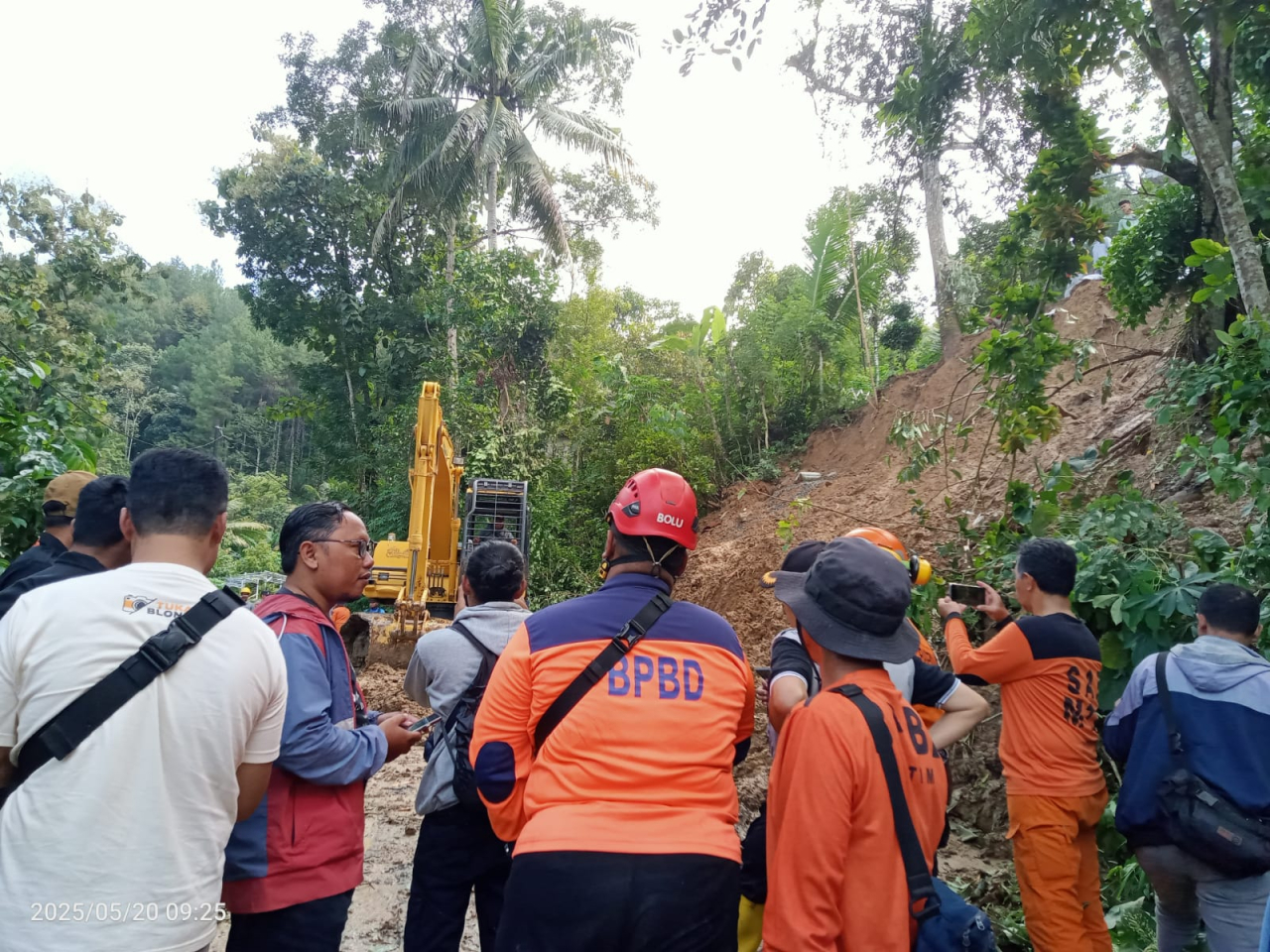 Tim Gabungan BPBD Jatim Bersihkan Material Penutup Jalan dan Terjunkan Tim 