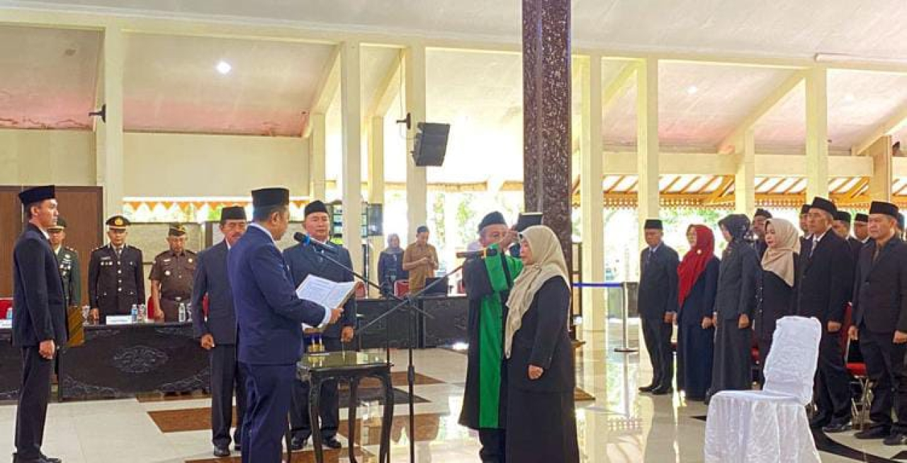 Anisatul Hamidah Dilantik Jadi Pj Sekda Bondowoso, Bupati: Tugasnya Strategis!