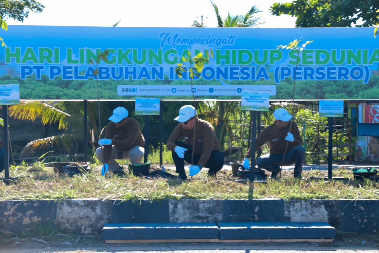 Pelabuhan Indonesia (Persero) Regional 3 Sub Regional Kalimantan Tanam 5000 Pohon Mahoni