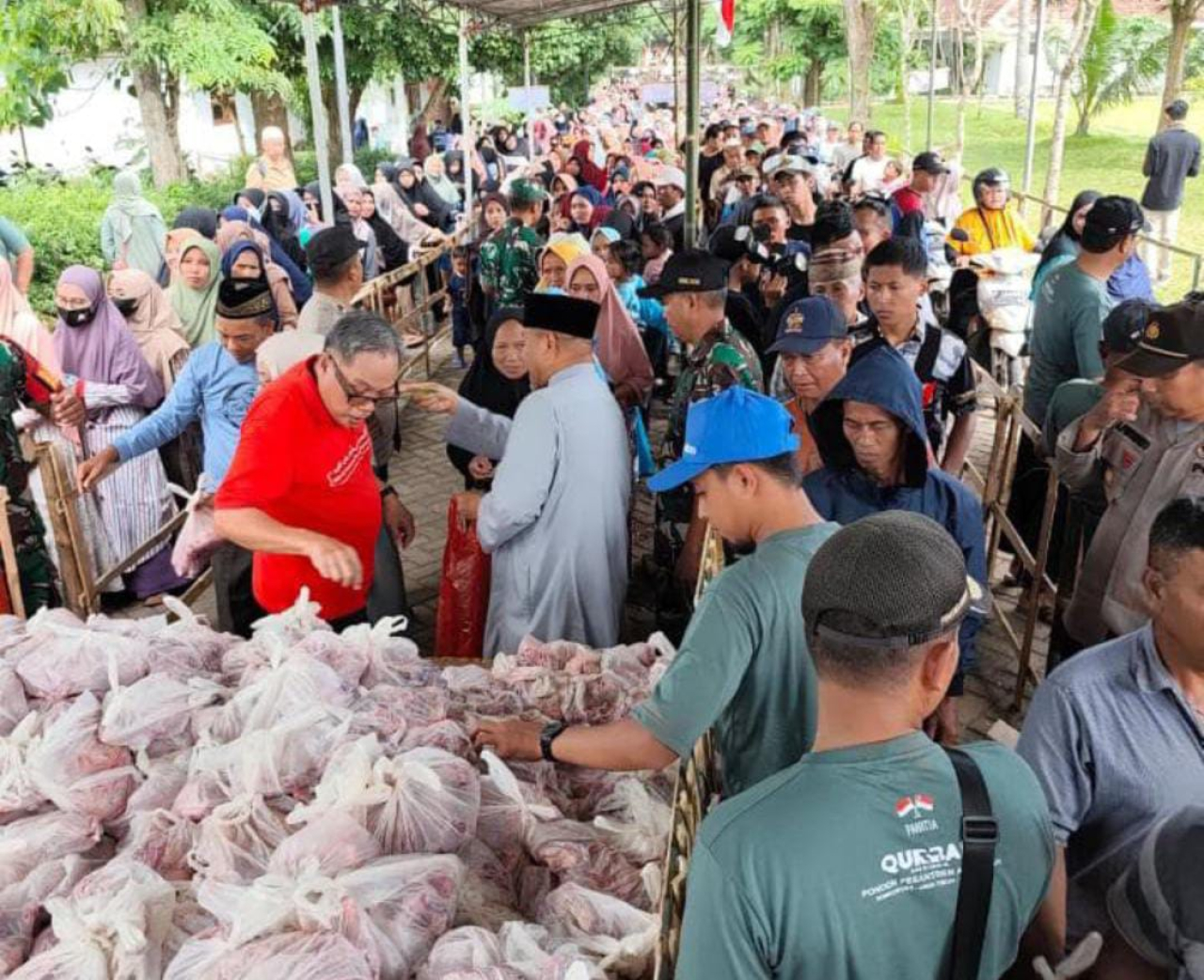 25.000 Warga Terima Daging Kurban dari Ponpes Al-Ishlah Bondowoso